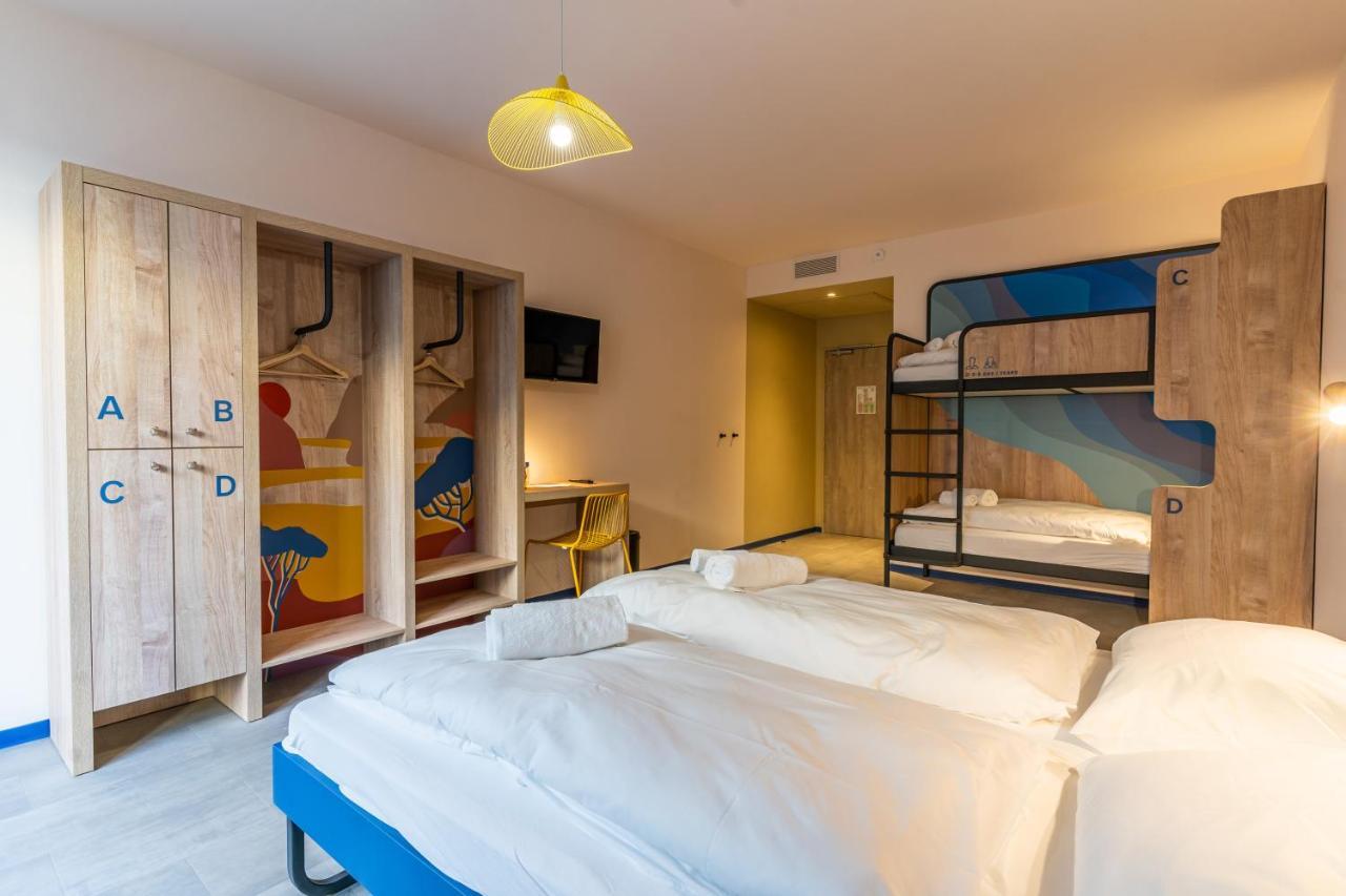 Cama en habitación femenina compartida de 4 camas